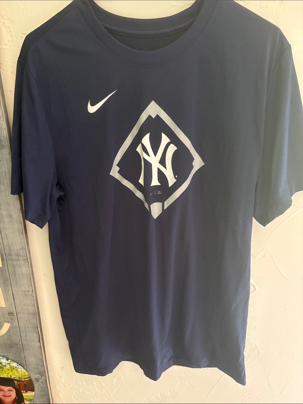 Nike Men’s Navy Blue New York Yankees Logo Tee